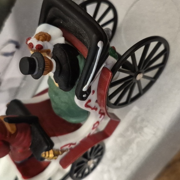 Department 56 A Carriage Rode For The Bride Christmas In The City - Picture 3 of 5